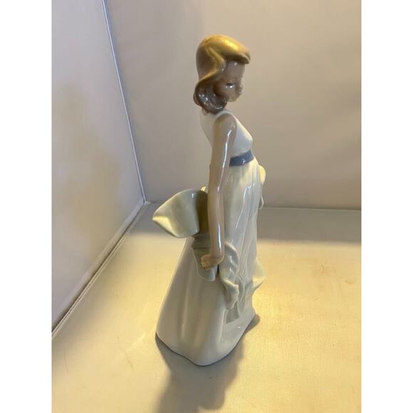 Nao Girl Figurine #1343 by Lladro WALKING ON AIR ~ 10 1/4" - Picture 4 of 5